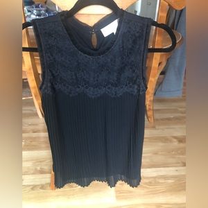 Woman’s Xs black sleeveless top